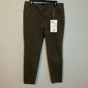 NWT 1822 Cheetah print denim jeans. Brown and black, skinny size 31. Super cute!